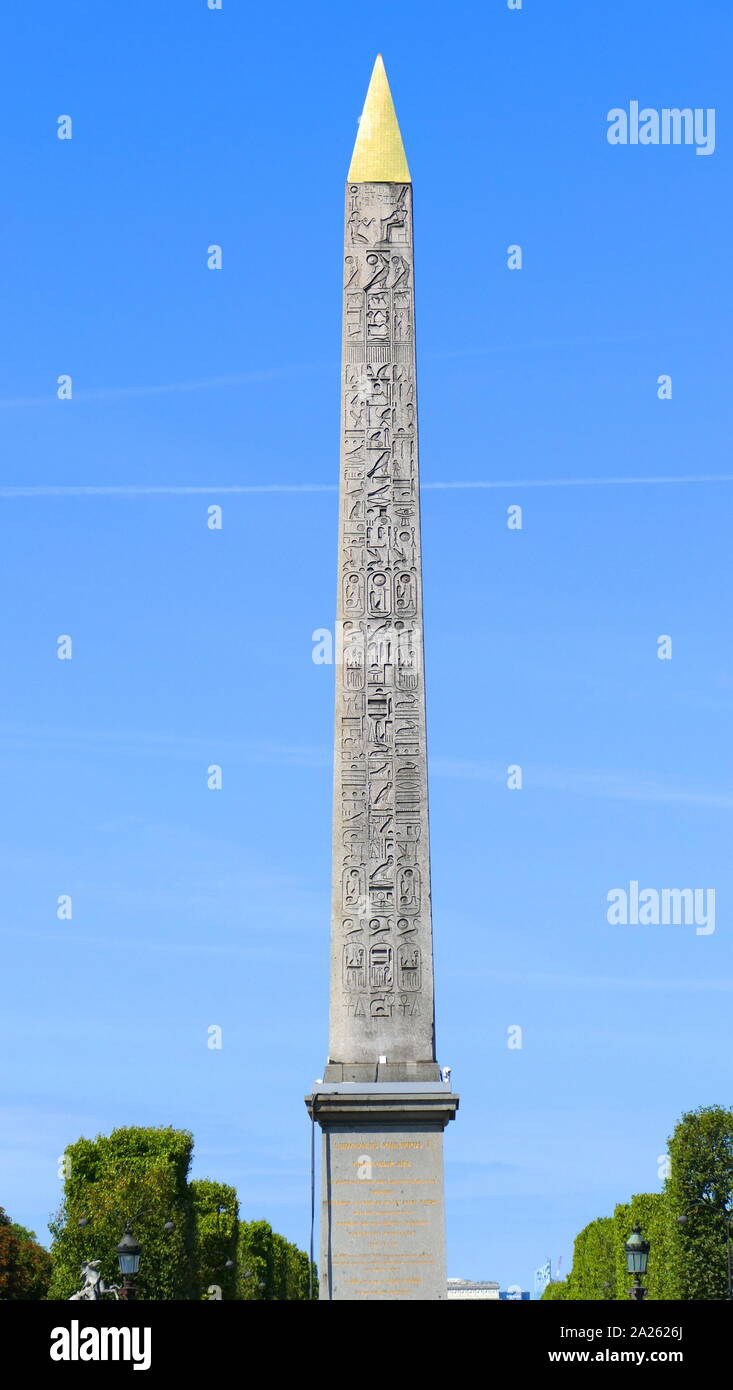 Im Zentrum des Place de la Concorde in Paris ist ein ägyptischer Obelisk geschmückt mit Hieroglyphen die Verherrlichung der Herrschaft des Pharao Ramses II. Sie ist eine von zwei der ägyptischen Regierung gab der Französischen im 19. Jahrhundert. Stockfoto