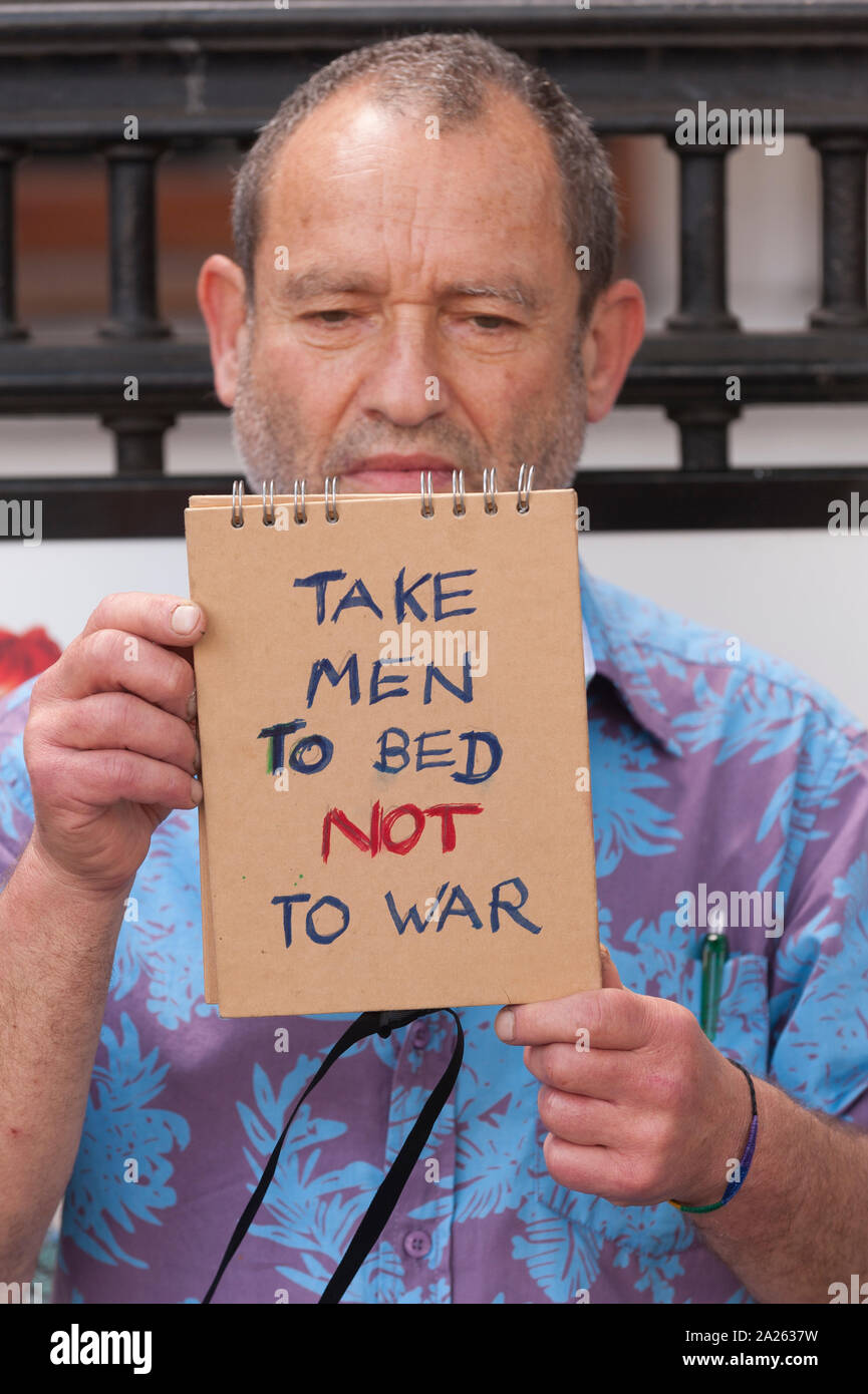 Menschen, die an Stolz London eine der Weltgrößten LGBT + festivals Stolz London bietet eine Plattform für jeden Teil des Londoner LGBT + communi Stockfoto