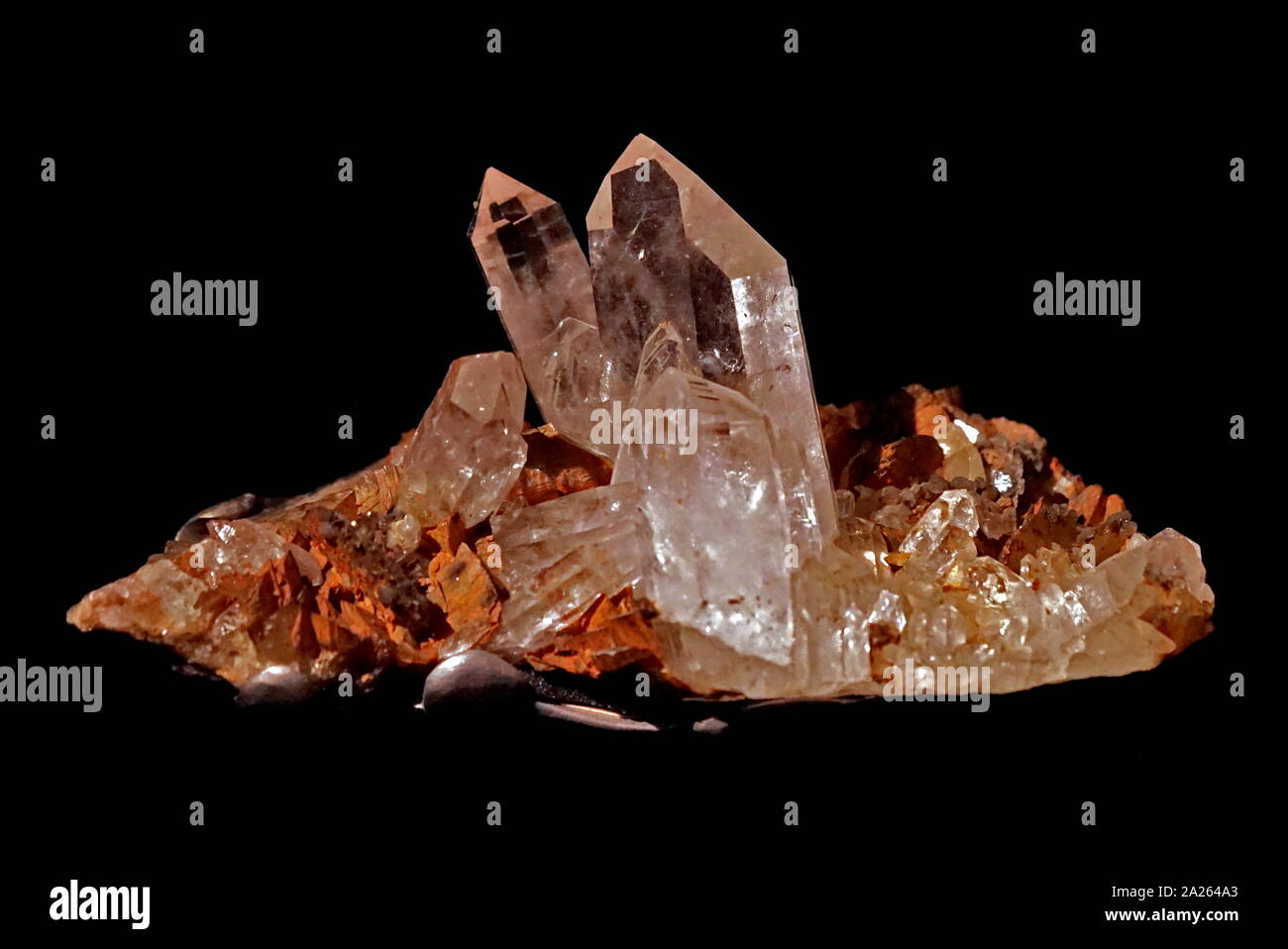 Quarz ist ein Mineral aus Silizium und Sauerstoff Atome in einem kontinuierlichen Rahmen der SiO4-Tetraeder, mit Sauerstoff Sauerstoff zwischen zwei tetraeder geteilt werden, woraus sich eine chemische Formel SiO2. Quarz ist der zweithäufigste reichlich vorhandene Mineral in kontinentaler Kruste der Erde, hinter Feldspat Stockfoto