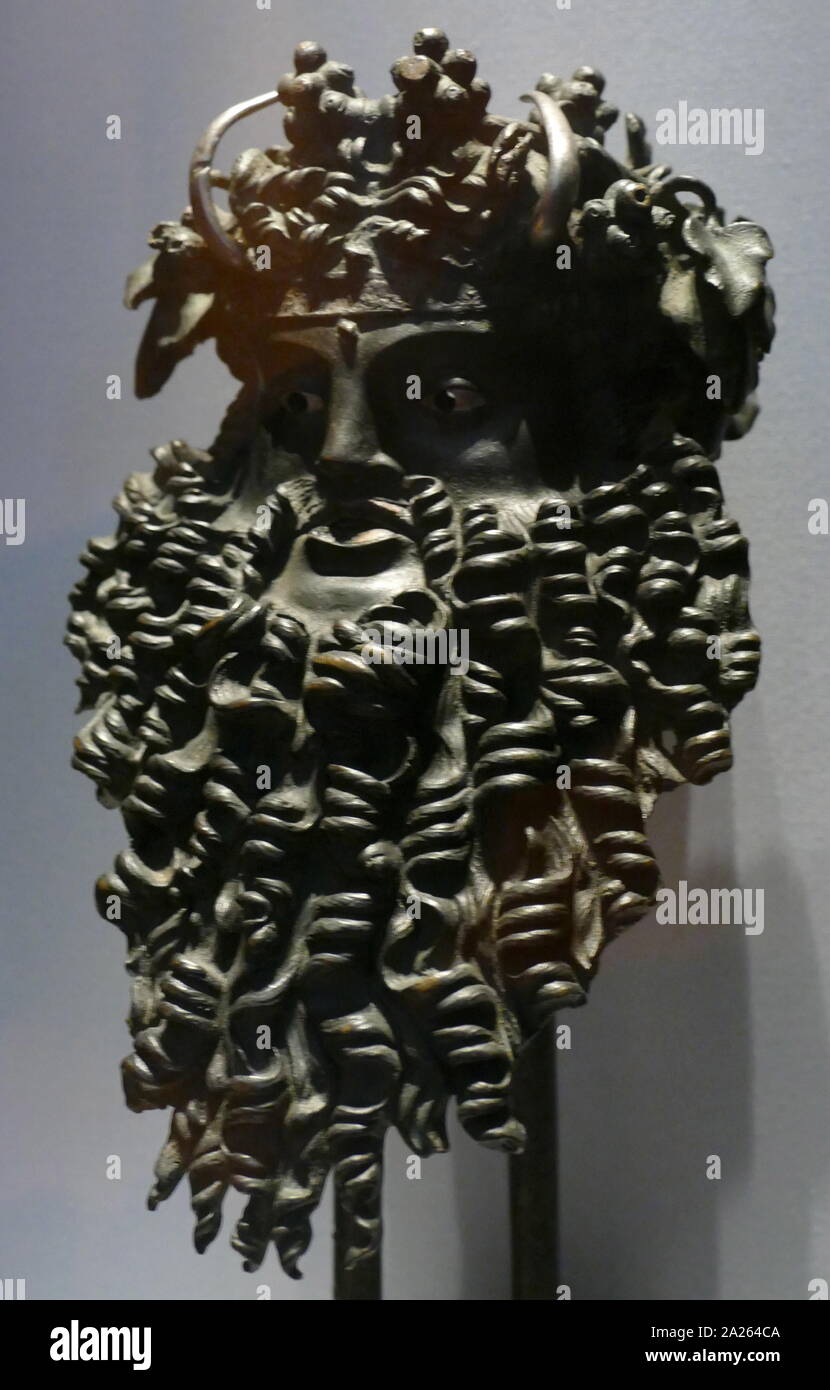 Die Maske des Dionysus-Osiris, Römische, 200 BC-AD 200. bronze Maske aus dem Griff eines Schiffes in der Kult des Dionysos, der Gott des Weines verwendet. Silber und Bronze markieren Sie die Augen, Hörner, und Lippen. Einmal im Besitz von Mead, jetzt im British Museum gehalten Stockfoto