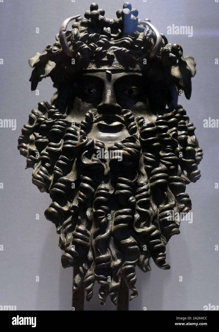 Die Maske des Dionysus-Osiris, Römische, 200 BC-AD 200. bronze Maske aus dem Griff eines Schiffes in der Kult des Dionysos, der Gott des Weines verwendet. Silber und Bronze markieren Sie die Augen, Hörner, und Lippen. Einmal im Besitz von Mead, jetzt im British Museum gehalten Stockfoto