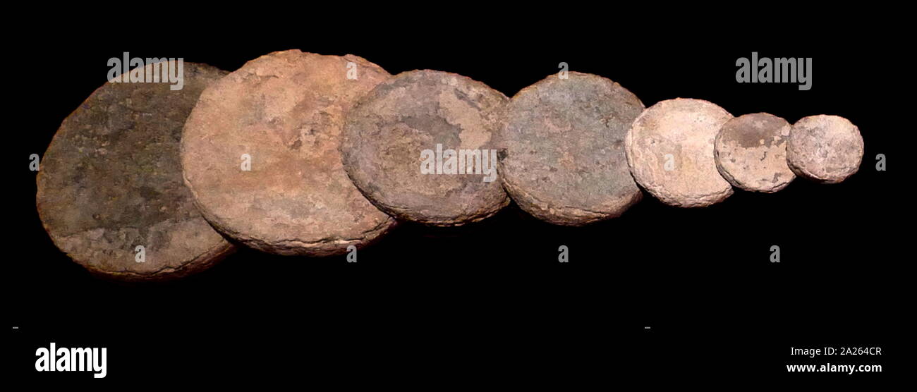 Stein Gewichte im Handel verwendet; von Akrotiri, minoische Siedlung auf den vulkanischen griechischen Insel Santorin (Thera). Die Griechen kamen in Kreta in der Mykenischen Periode, später als Akrotiri. Die Siedlung wurde in den Theran Eruption irgendwann im 16. Jahrhundert v. Chr. zerstört und in vulkanischer Asche begraben Stockfoto