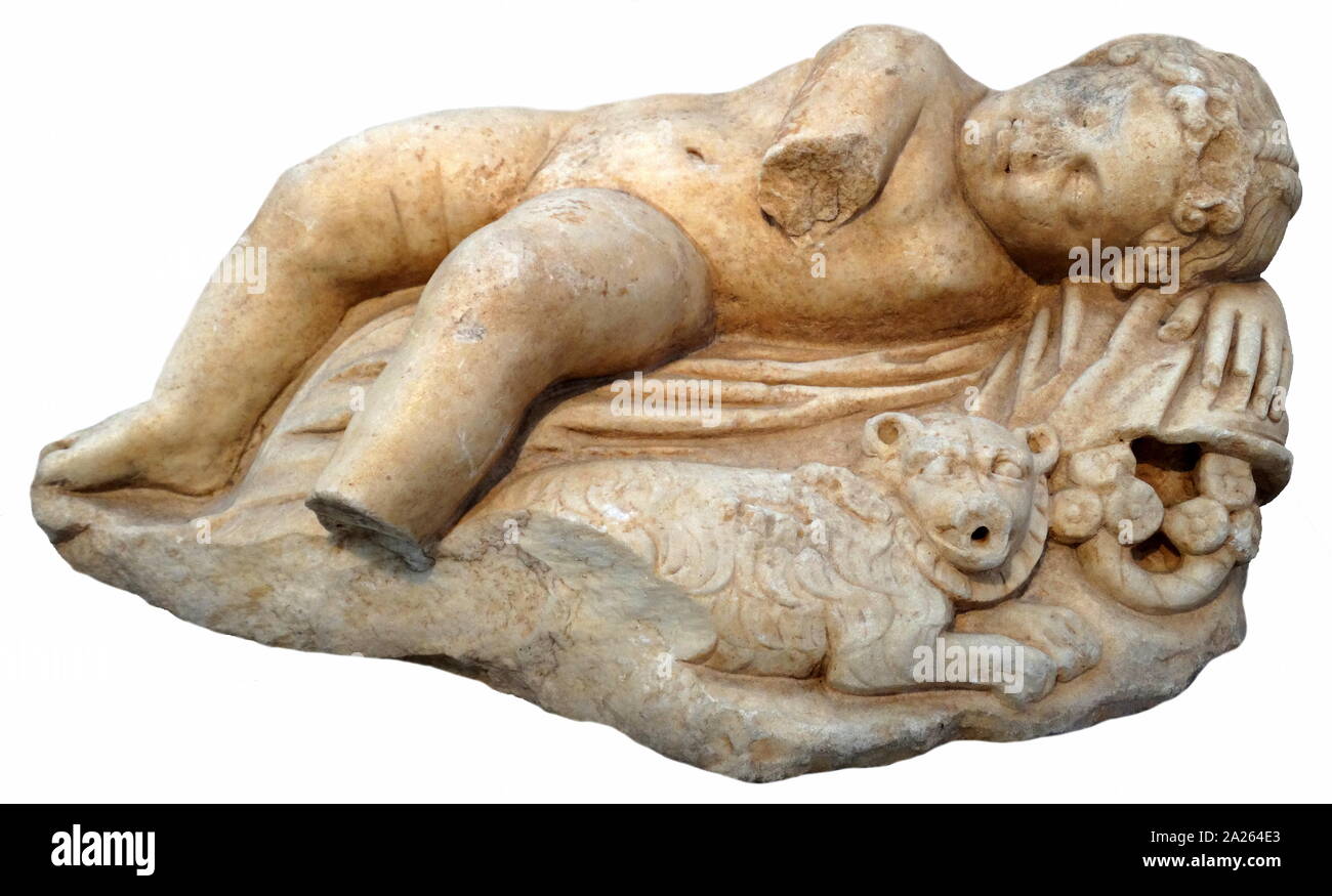 Statue eines schlafenden Eros. Wahrscheinlich pentelic Marmor. Unbekannter Herkunft. Die junge, geflügelte Eros ist schlafend dargestellt, seinen linken Arm ruht auf einem Felsen mit einem Tuch abgedeckt. Eine kleine Löwen neigt sich nach unten, vor ihm. 2. Jahrhundert Stockfoto