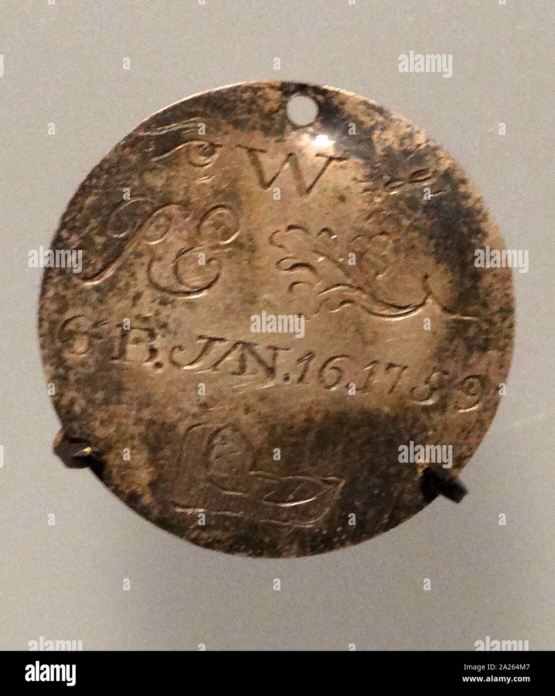 18. jahrhundert Kind Token, das Foundling Hospital in London gegeben. Links tokens Mütter mit ihren Babys, so dass, wenn die Umstände für Sie verbessert, die Mütter ihre Kinder zurückgewinnen könnte. Das Foundling Hospital in London, England, wurde im Jahr 1739 durch die menschenfreundliche Sea Captain Thomas Coram gegründet. Es war ein Kinderheim für die Bildung und Aufrechterhaltung von exponierten Kindern und Verlassenen etabliert Stockfoto