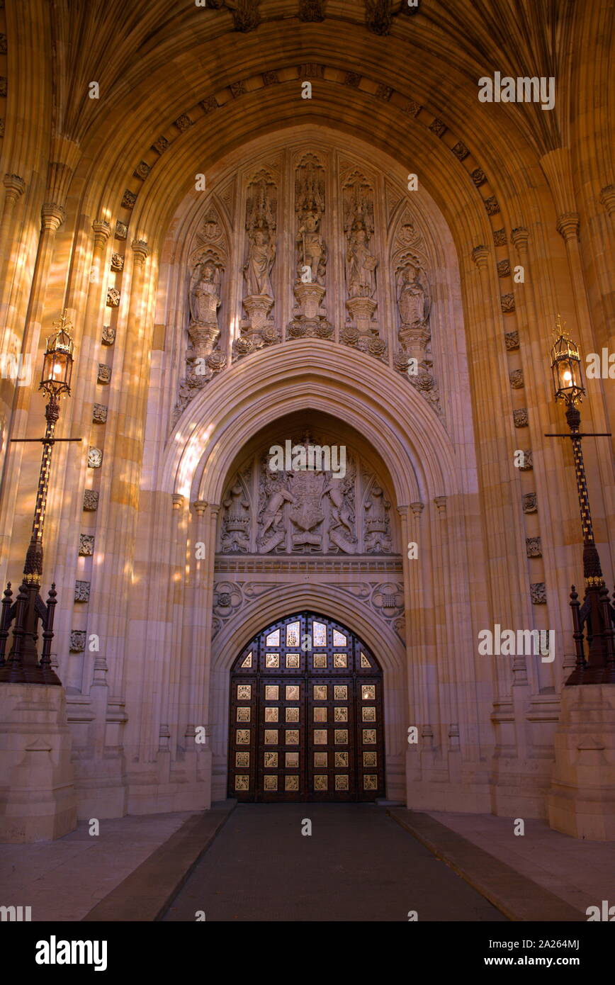 Norman Veranda, der Eingang zum Palast von Westminster, ist der Souveräne Eingang unter dem Victoria Tower. Es wurde für den Einsatz von der Monarch, der Buckingham Palace mit der Kutsche jedes Jahr reisen für die Öffnung des Parlaments ausgelegt Stockfoto