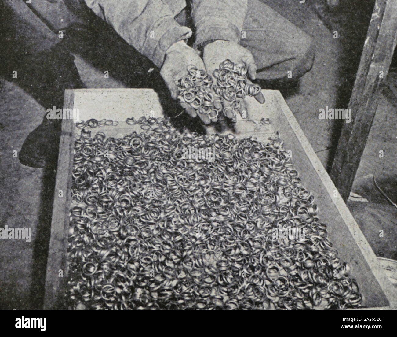Tausende von Gold Ringe durch die US-Truppen im Konzentrationslager Buchenwald entdeckt, 1945 Stockfoto