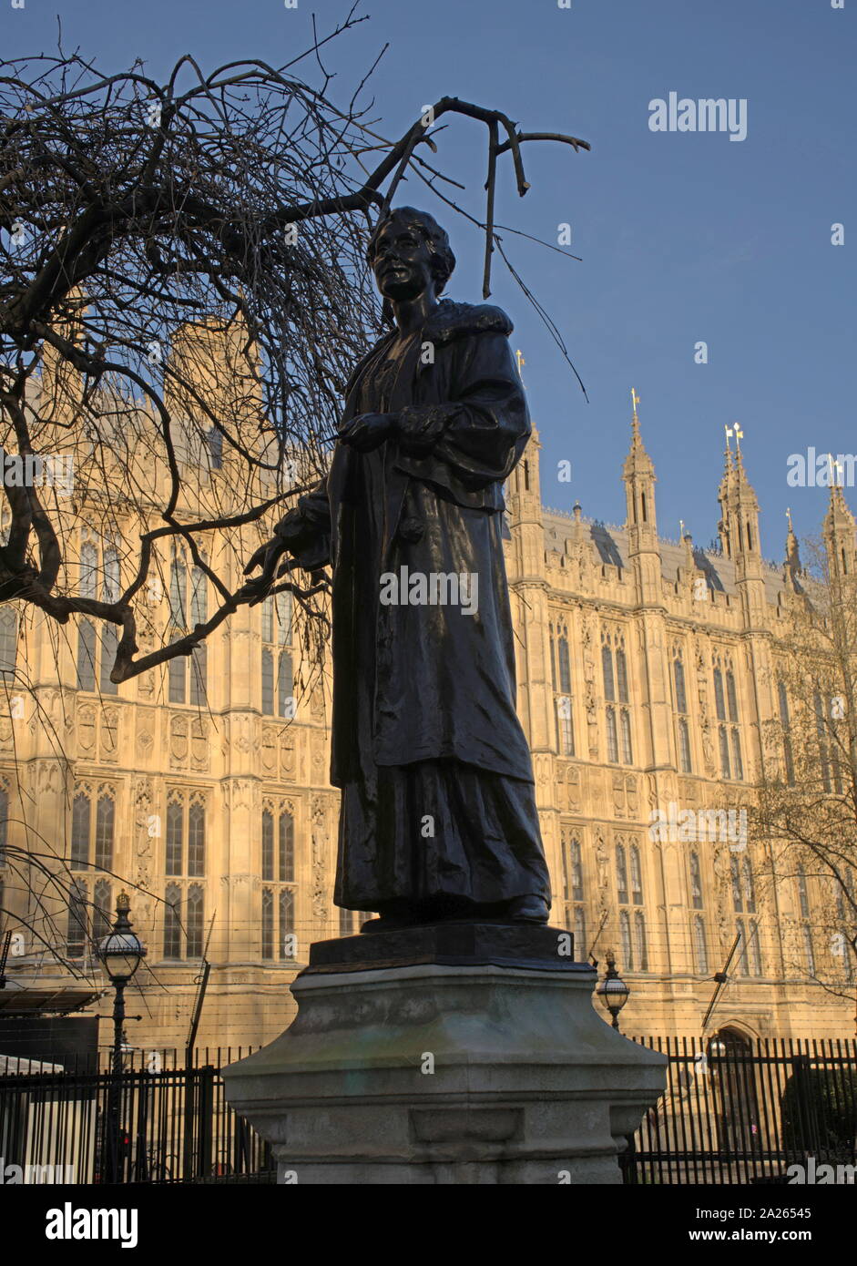 Die Emmeline und Christabel Pankhurst Memorial, ein Denkmal für Britische suffragette Emmeline Pankhurst, und ihre Tochter Christabel. Es steht am Eingang zu den Victoria Tower Gardens, südlich von Victoria Turm an der Südwestecke der Palast von Westminster. Bronzestatue von Emmeline Pankhurst von Arthur George Walker, im Jahre 1930 vorgestellt. 1958 wurde die Statue verlegt seinen aktuellen Standort und die bronzereliefs zum Gedenken an Christabel Pankhurst wurden hinzugefügt. Stockfoto