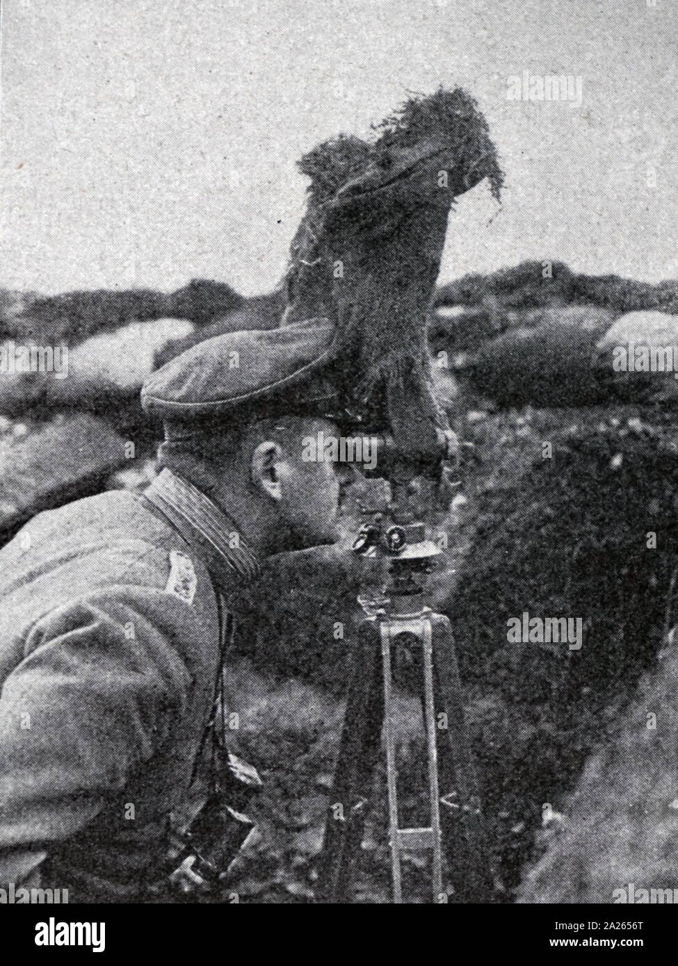 Deutscher Soldat blickt über einen Graben mit einem periskop im Ersten Weltkrieg 1915 Stockfoto
