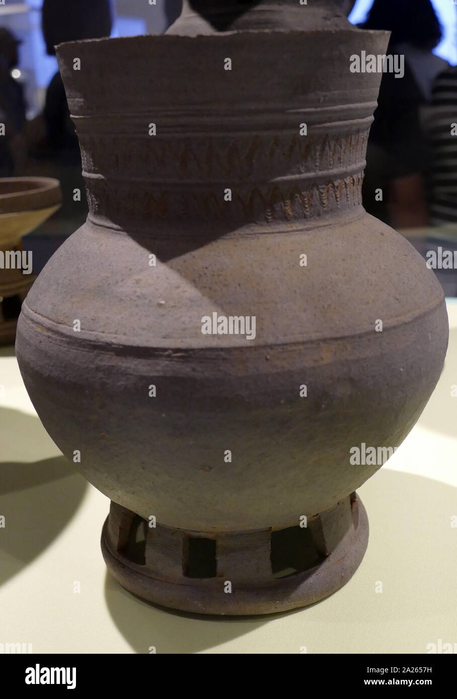 Steinzeug Jar, Koreanisch, drei Königreiche Silla (Königreich). 400-450 AD; Silla Töpferei war mehr wie in der Gaya Keramik als jeder andere Staat in der Zeit der Drei Königreiche. Silla und Gaya Keramik wurde härter und weniger saugfähige als die Steinzeug in Baekje und Goryeo gemacht. Stockfoto