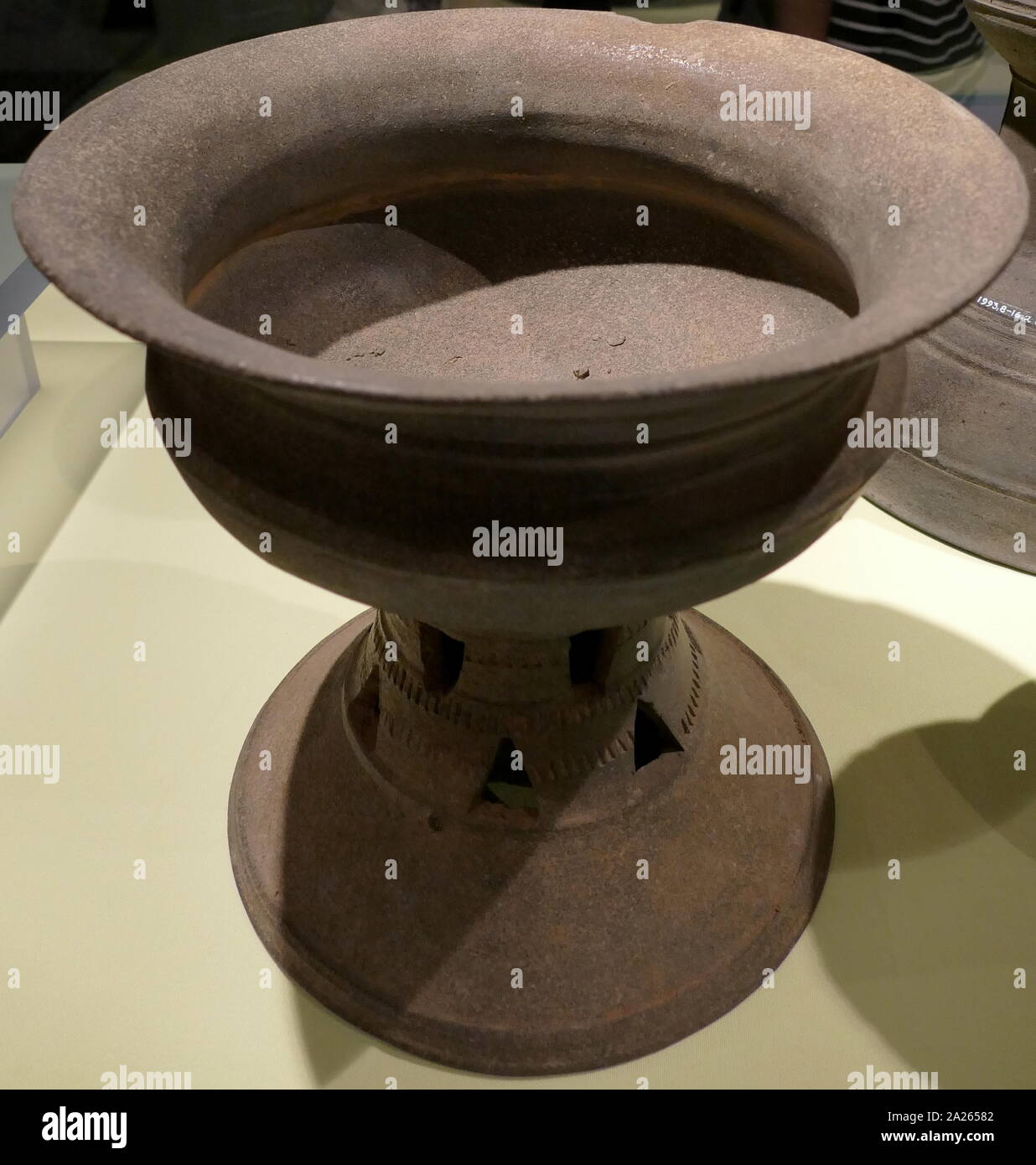 Schüssel mit gestanzten Dekoration Unified Silla koreanischen Königreich, Periode, 700 - 800 AD, Steinzeug. Schiffe wurde gleichmäßiger über die Halbinsel nach Silla beigefügt Goryeo und Baekje und herrschte große Teile des Territoriums. In der Zeit der Drei Königreiche eingeschnittenen Runde oder dreieckige Muster beliebt waren. Diese Art der Dekoration wurde von Stempeln aus den späten AD 500 $ bis zu diesem frühen AD 800 s abgelöst. Stockfoto