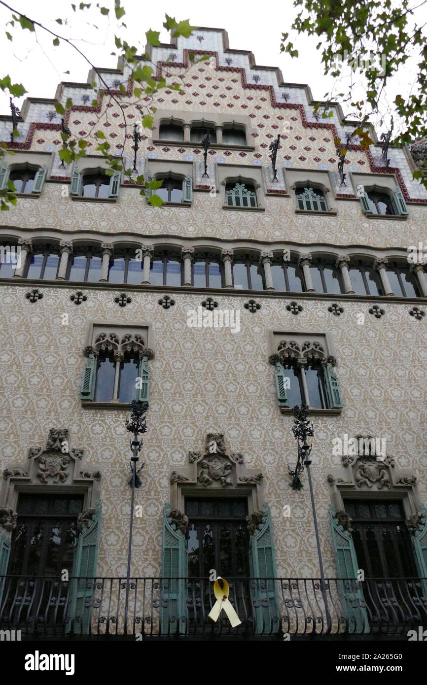 Casa Amatller im modernistischen Stil in Barcelona, Spanien, 1900 gebaut. Von Josep Puig i Cadafalch konzipiert. Zusammen mit Casa Batllo und Casa Lleo-Morera, macht die drei wichtigsten Gebäude in Barcelonas berühmte Illa de la Discordia (Baustein der Zwietracht), bekannt für seine einzigartigen modernistischen Gebäude. Das Gebäude wurde ursprünglich als Residenz für Chocolatier Antoni Amatller konzipiert und wurde zwischen 1898 und 1900 gebaut. Stockfoto