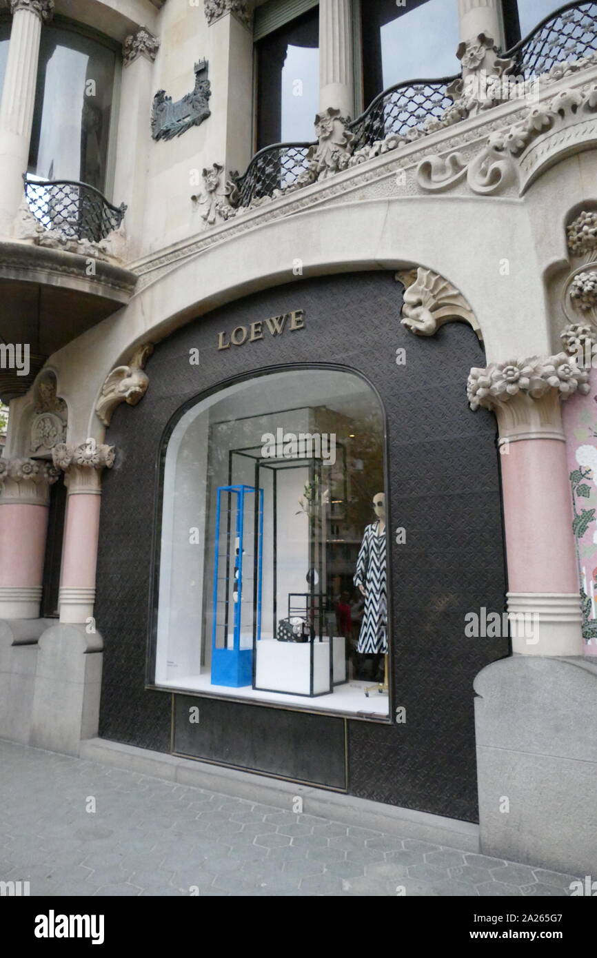 Casa Amatller im modernistischen Stil in Barcelona, Spanien, 1900 gebaut. Von Josep Puig i Cadafalch konzipiert. Zusammen mit Casa Batllo und Casa Lleo-Morera, macht die drei wichtigsten Gebäude in Barcelonas berühmte Illa de la Discordia (Baustein der Zwietracht), bekannt für seine einzigartigen modernistischen Gebäude. Das Gebäude wurde ursprünglich als Residenz für Chocolatier Antoni Amatller konzipiert und wurde zwischen 1898 und 1900 gebaut. Stockfoto