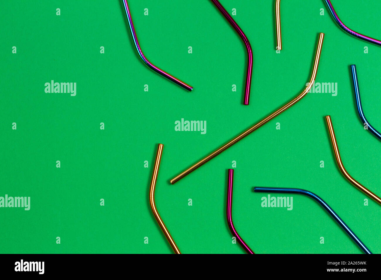 Umweltfreundliche Edelstahl wiederverwendbar Strohhalme auf grünem Hintergrund Stockfoto