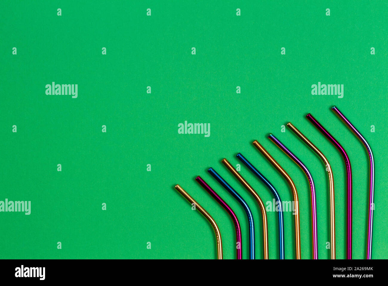 Umweltfreundliche Edelstahl wiederverwendbar Strohhalme auf grünem Hintergrund Stockfoto