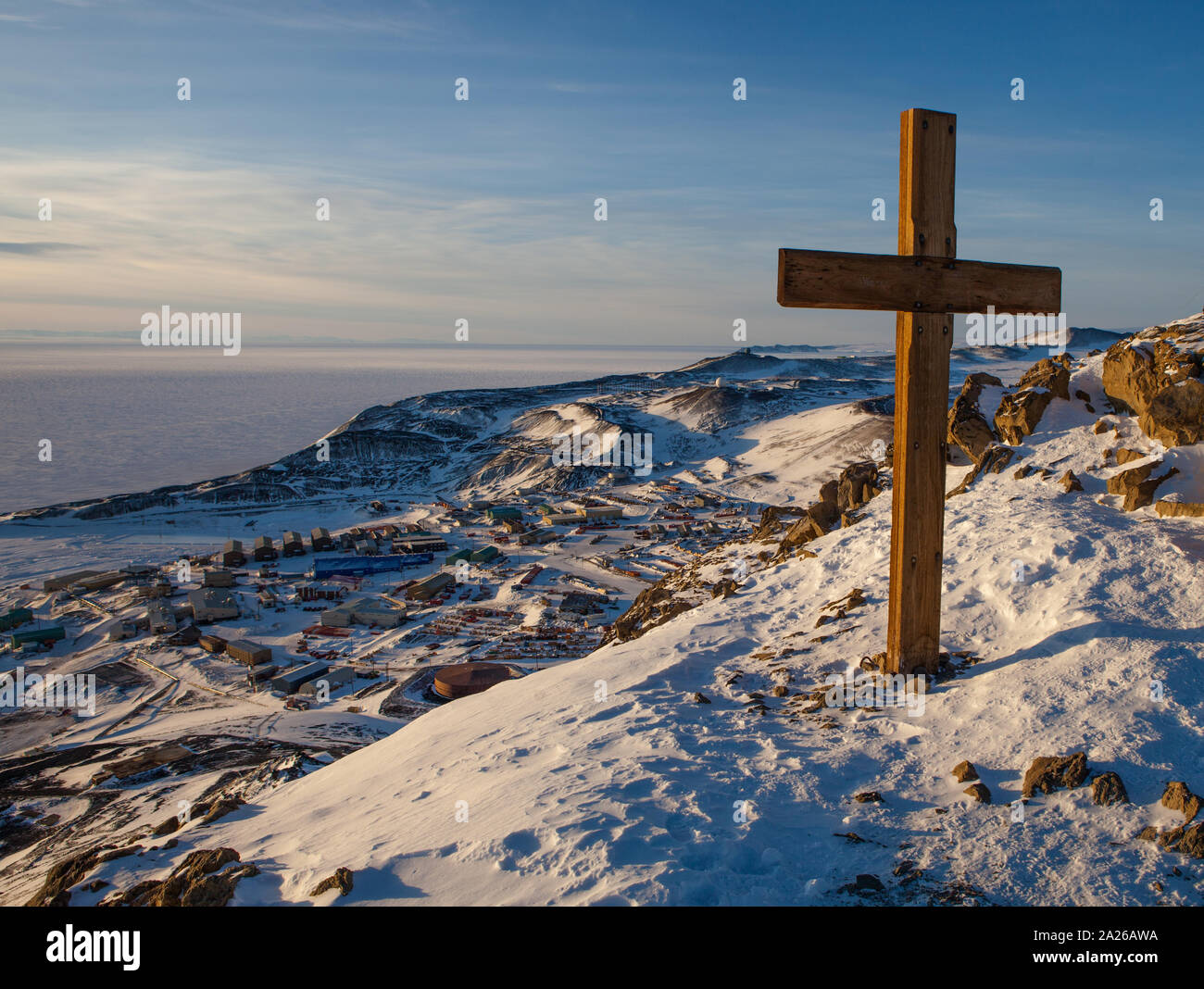 Memorial Cross, Robert Falcon Scott's ill-fated Expedition 1911 zum Südpol. Auf Observation Hill, mit Blick auf die McMurdo Station und Sound Stockfoto Memorial Cross, Robert Falcon Scott's ill-fated Expedition 1911 zum Südpol. Auf Observation Hill, mit Blick auf die McMurdo Station und Sound Stockfoto
