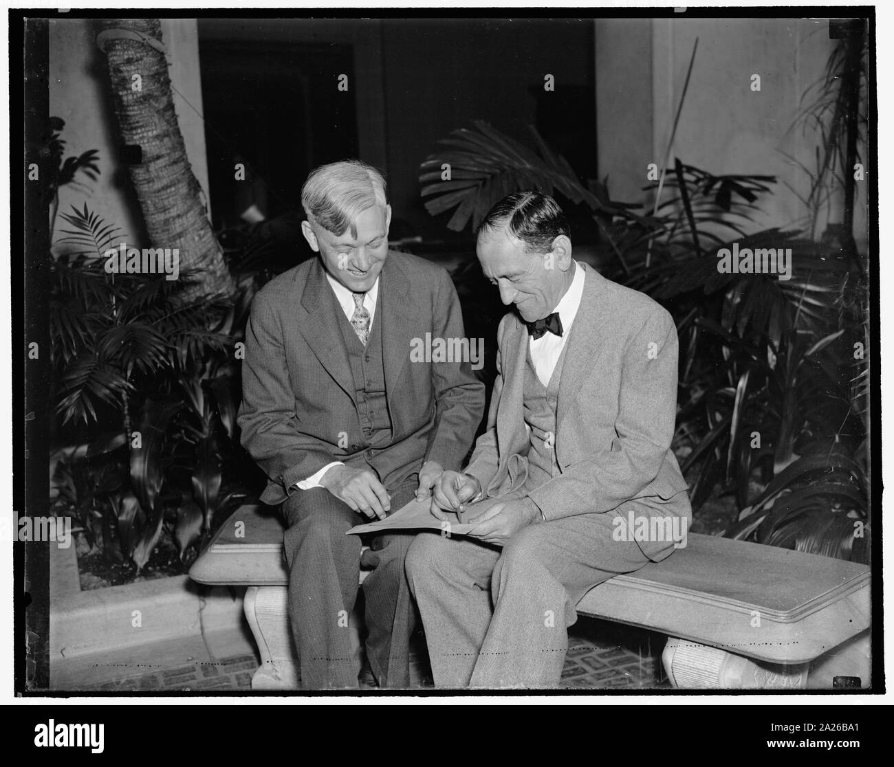 Plan Pan American Exposition. Washington, D.C., den 17. April. Dr. Roscoe R. Hill (links) ehemaliger Wirtschaftsberater zu Lateinamerika für den Staat Abt. nur 17.000 km Luft Ausflug in den Hauptstädten der 16 lateinamerikanischen Nationen abgeschlossen hat, die Pläne und die Beteiligungen der Länder an der Pan American Exposition in Dallas, Texas im Juni dieses heraus zu finden. Dr. Hill wird über einige der Pläne mit Dr. L.S. Rowe (rechts) Wer ist der Generaldirektor der Pan American Union, 4/16/1937 Stockfoto