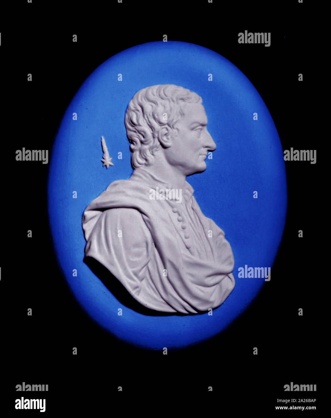 Wedgwood Medaillon von Isaac Newton (1642-1727) auf Blau Jaspar Ware - Hackwood zugeschrieben. HALLEY'S COMET ist im Hintergrund. Sein Aussehen im Jahre 1682 erstellt ein großes Interesse. Halley als einen periodischen Kometen zu sein und, mit Newtons Theorie der universellen Gravitation, seine Rückkehr in Ihrer Wiederkehr berechnet wie vorhergesagt Newtons Gesetze bestätigt. Stockfoto