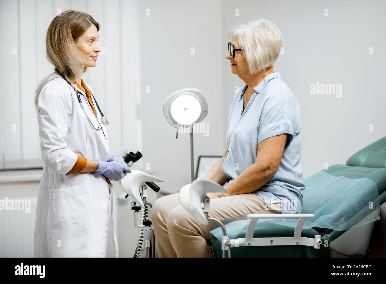 Welcher Frauenarzt Nimmt Noch Patienten Auf ältere frau beim frauenarzt -Fotos und -Bildmaterial in hoher Auflösung