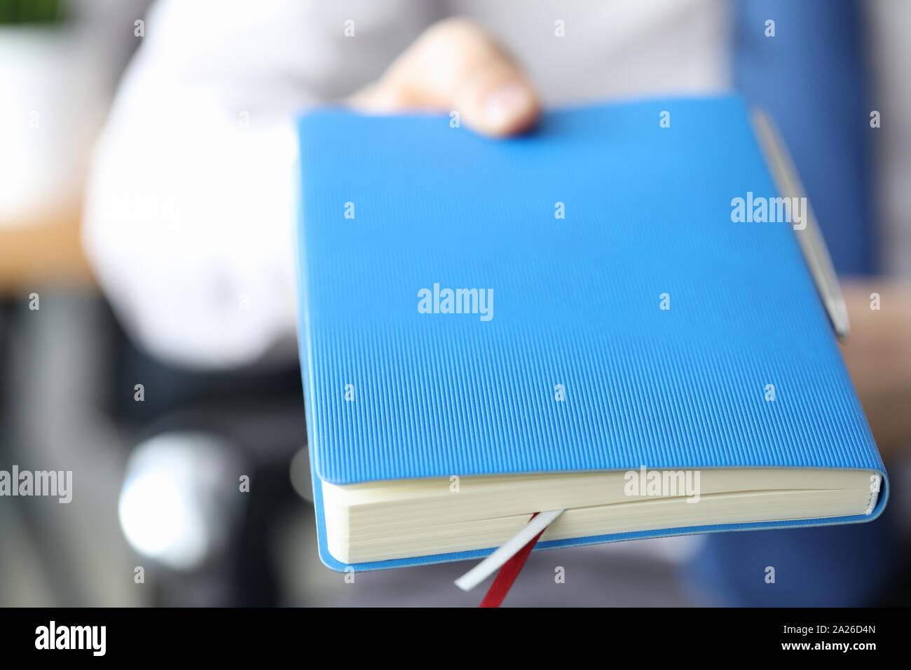 Männliche Geschäftsmann Hand blau Tagebuch Stockfoto