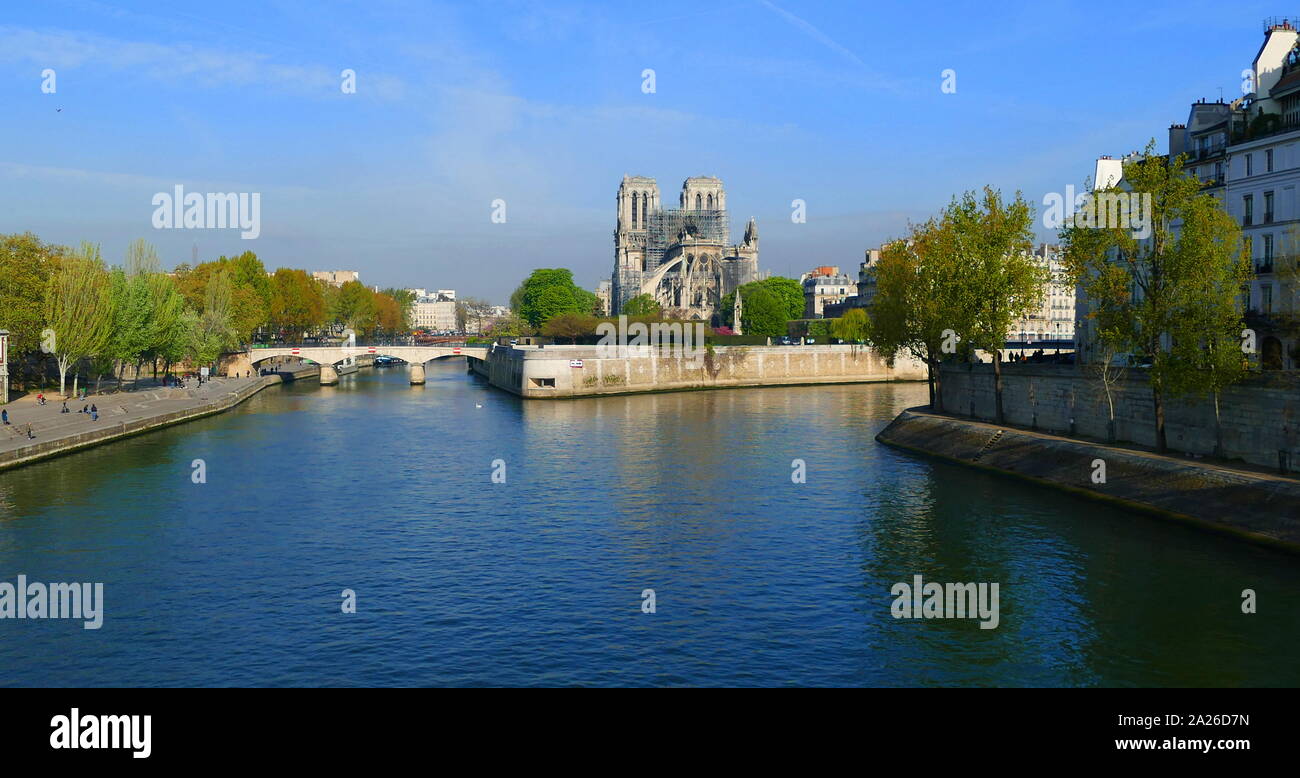 Szene, die Auswirkungen des Brandes, der Kathedrale Notre Dame am Morgen beschädigt Nachdem der Brand gelöscht war. Die Zerstörung der Dach gesehen werden kann Stockfoto