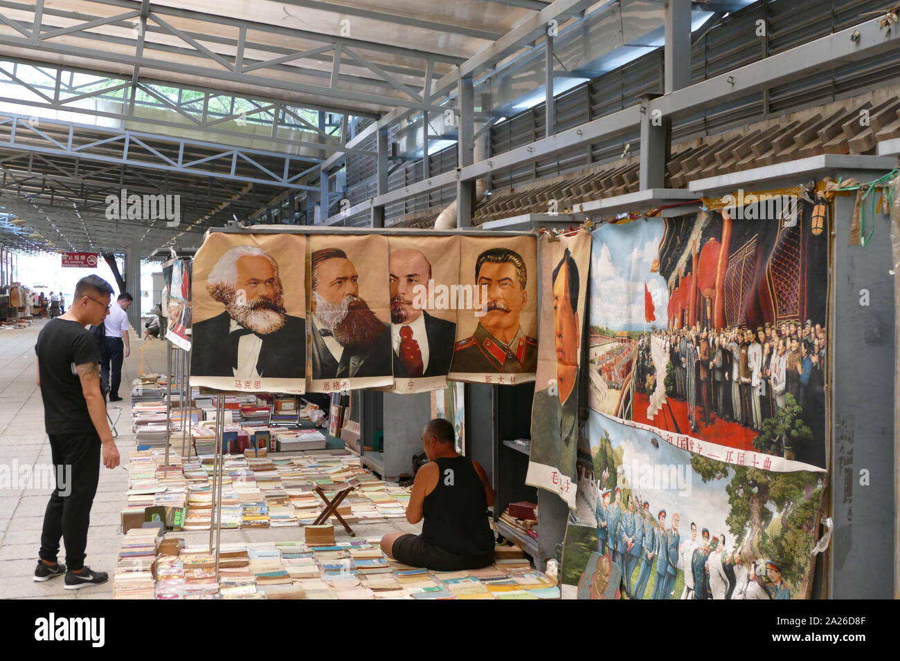 Porträts von Karl Marx, Friedrich Engels, Wladimir Lenin und Joseph Stalin in einem chinesischen Markt. Diese beliebten Symbole des Kommunismus sitzen neben einem Porträt des großen Vorsitzenden Mao Stockfoto