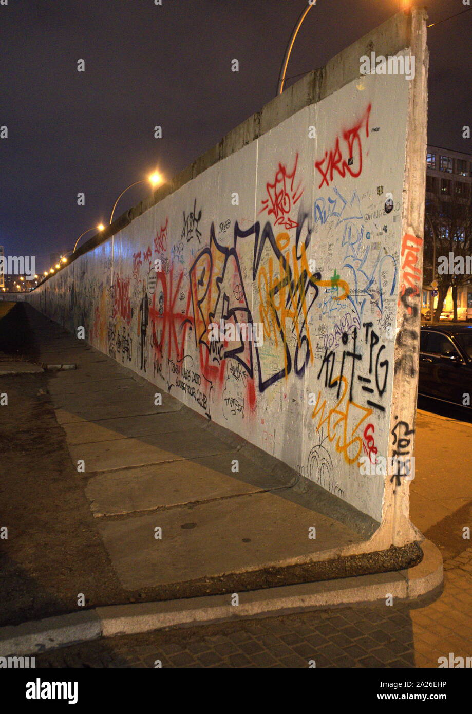 Ein Foto von einigen der Graffiti Kunst auf einem Panel der Berliner Mauer Stockfoto