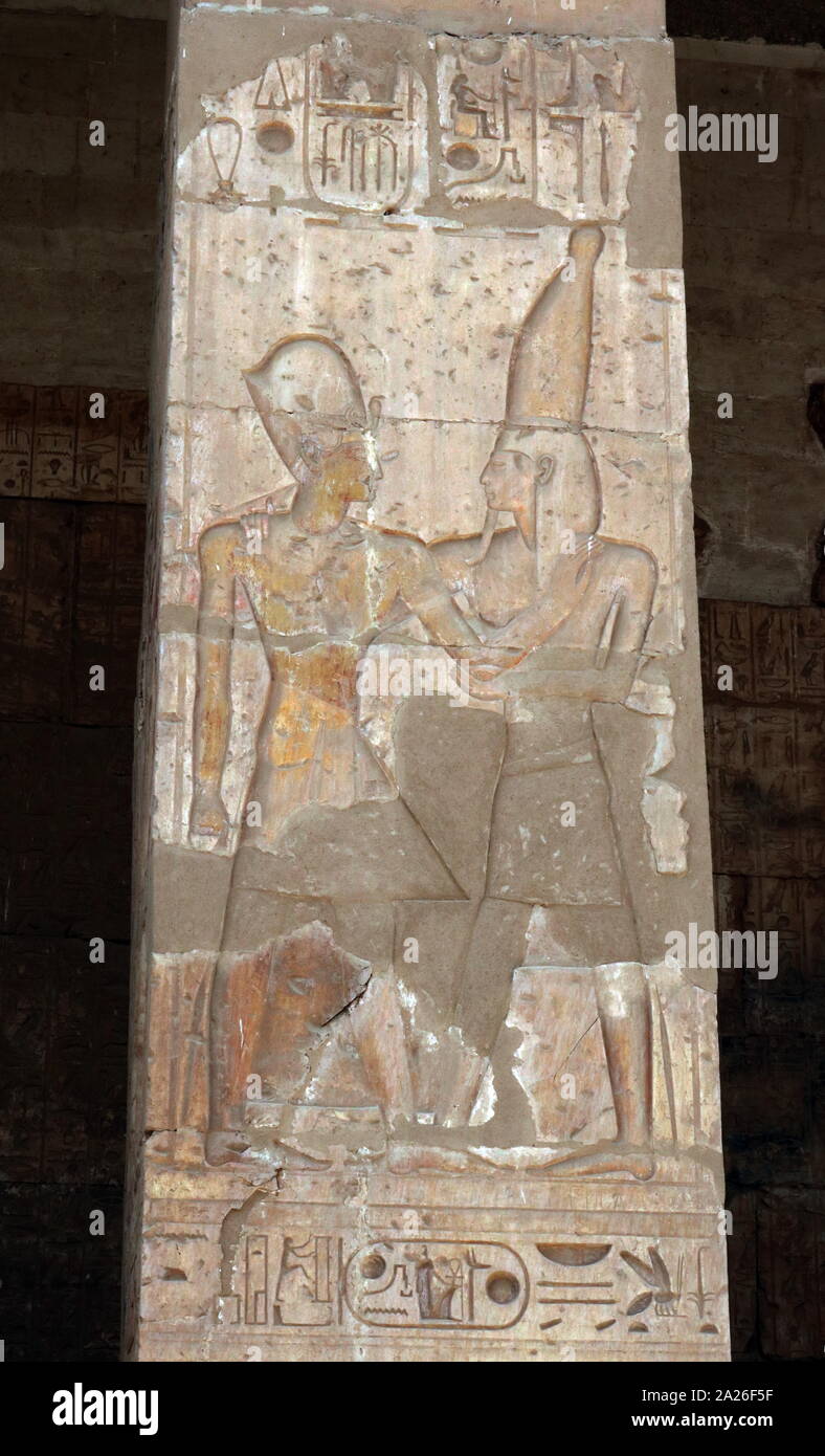 Abydos, eine der ältesten Städte des Alten Ägypten; König Ramses II. gesegnet von Gott ATUM Stockfoto