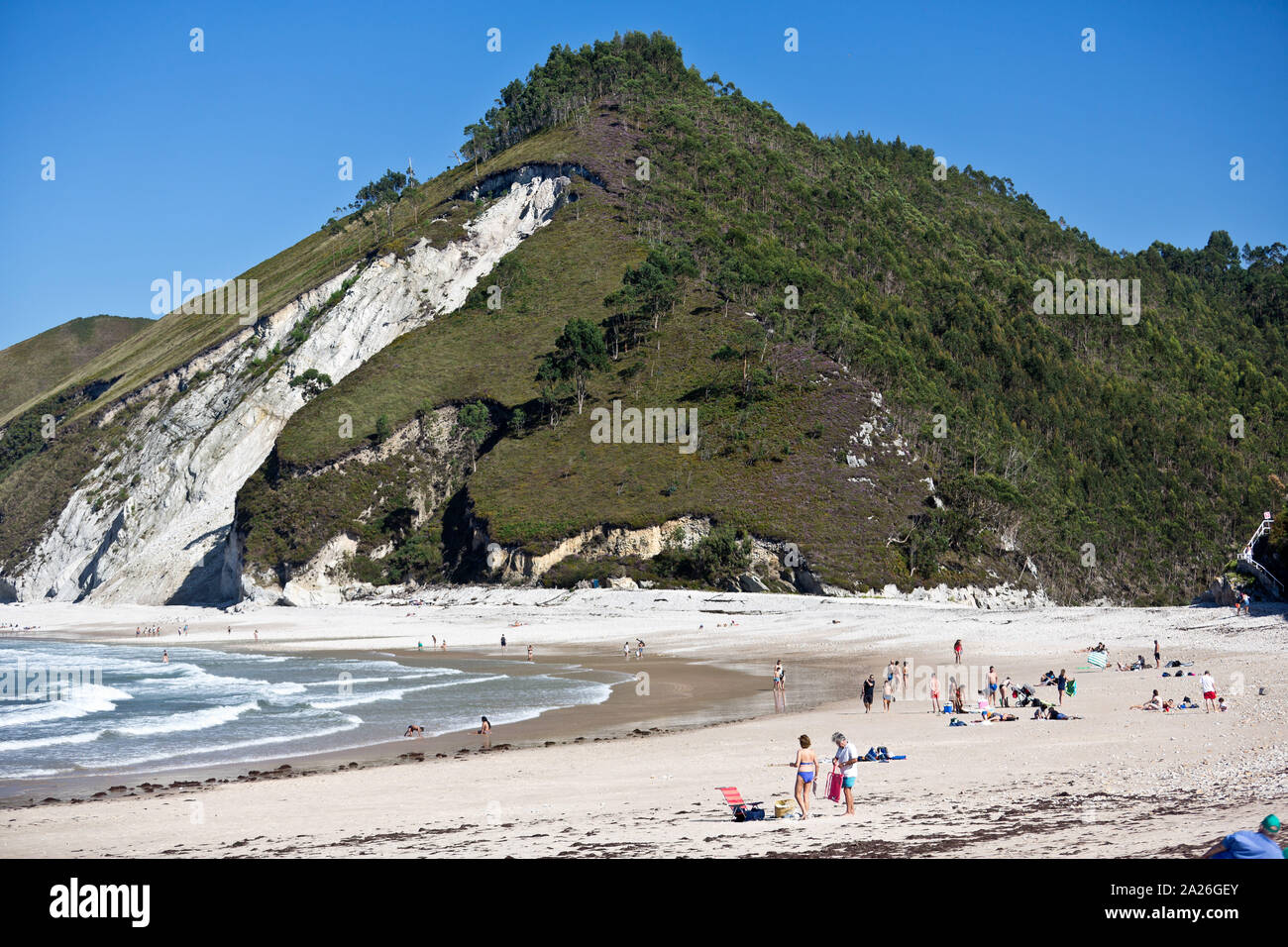 Der Strand von San Antolín ist in der spanischen Stadt Naves, im asturischen Rat von Llanes. Es ist der größte Strand der Rat mit 1200 Stockfoto