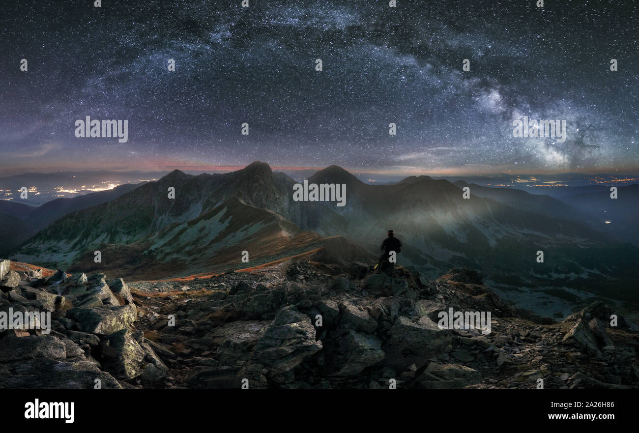 Tatra Bergpanorama bei Nacht mit der Milchstraße, die Slowakei von Peak Hruba Kopa in Rohace Stockfoto