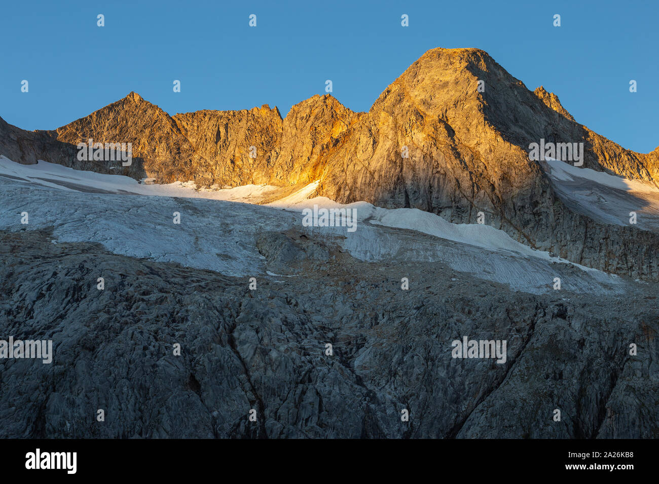 Gletscher zurückziehen. Sunrise Sonnenlicht. Rainbachtal Tal. Rainbach-Schwarzkopf gipfeln. Zillertaler Alpen. Nationalpark Hohe Tauern. Stockfoto