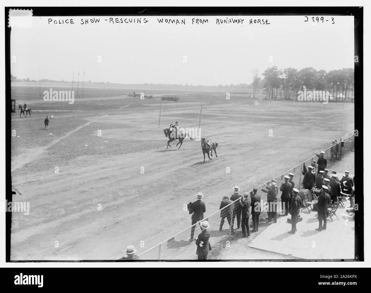 Polizei-Show--Rettung Frau von außer Kontrolle geratenen Pferd Stockfoto