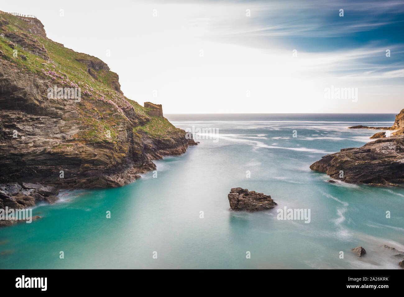 Die Ruinen der Burg Tintagel Tintagel auf Insel bei Sonnenuntergang, ein Standort, der mit der Legende von König Arthur, Cornwall, England, Großbritannien verbunden Stockfoto