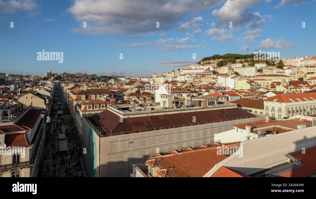 Antenne perspektivische Ansicht des zentralen berühmten Rua Augusta auf die Skyline der Stadt Lissabon Portugal, Menschen touristische Menschenmenge Stockfoto