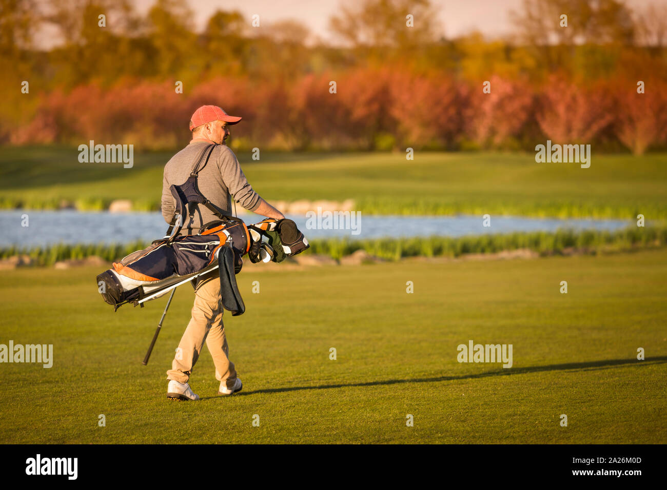 Golfspieler gehen auf faiway. Stockfoto