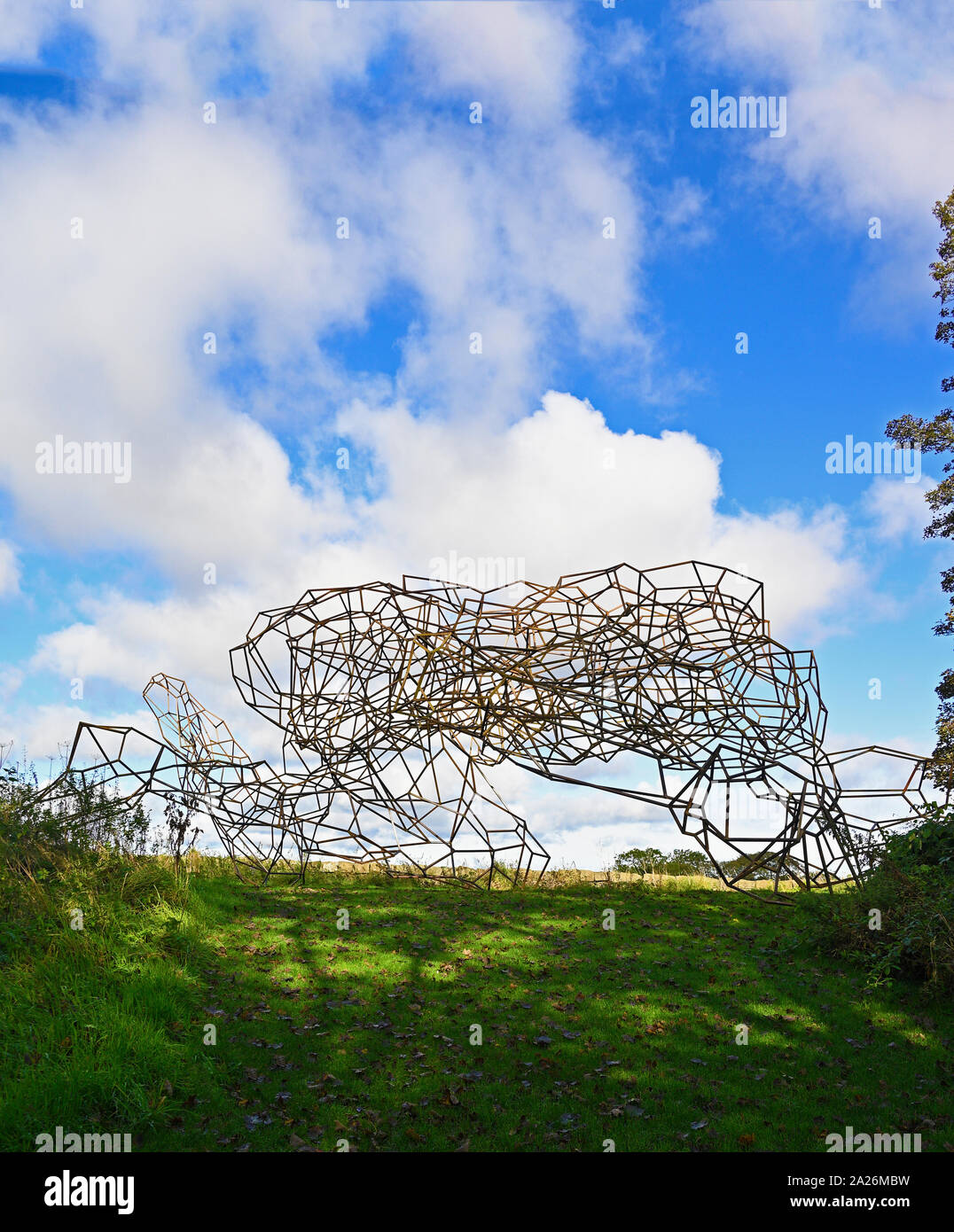 "Firmament", outdoor Artwork von Antony Gormley. Gala Hill Holz, Jupiter Artland, Bonnington Haus, Wilkieston, West Lothian, Schottland, Vereinigtes Königreich, Stockfoto