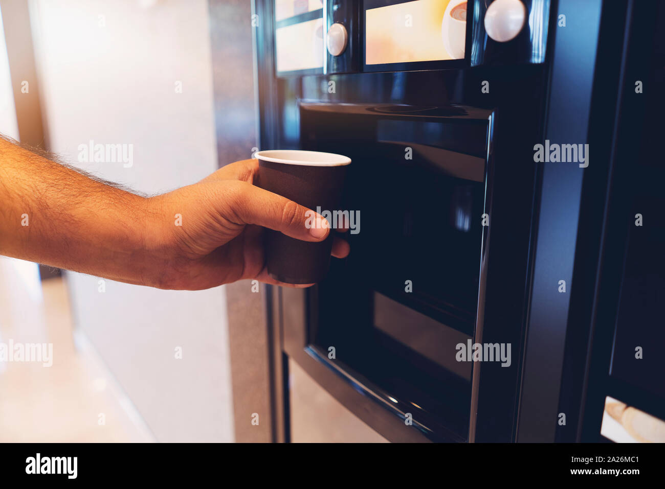 Hand mit Kaffee, Getränkeautomat, Kaffeemaschine Stockfoto