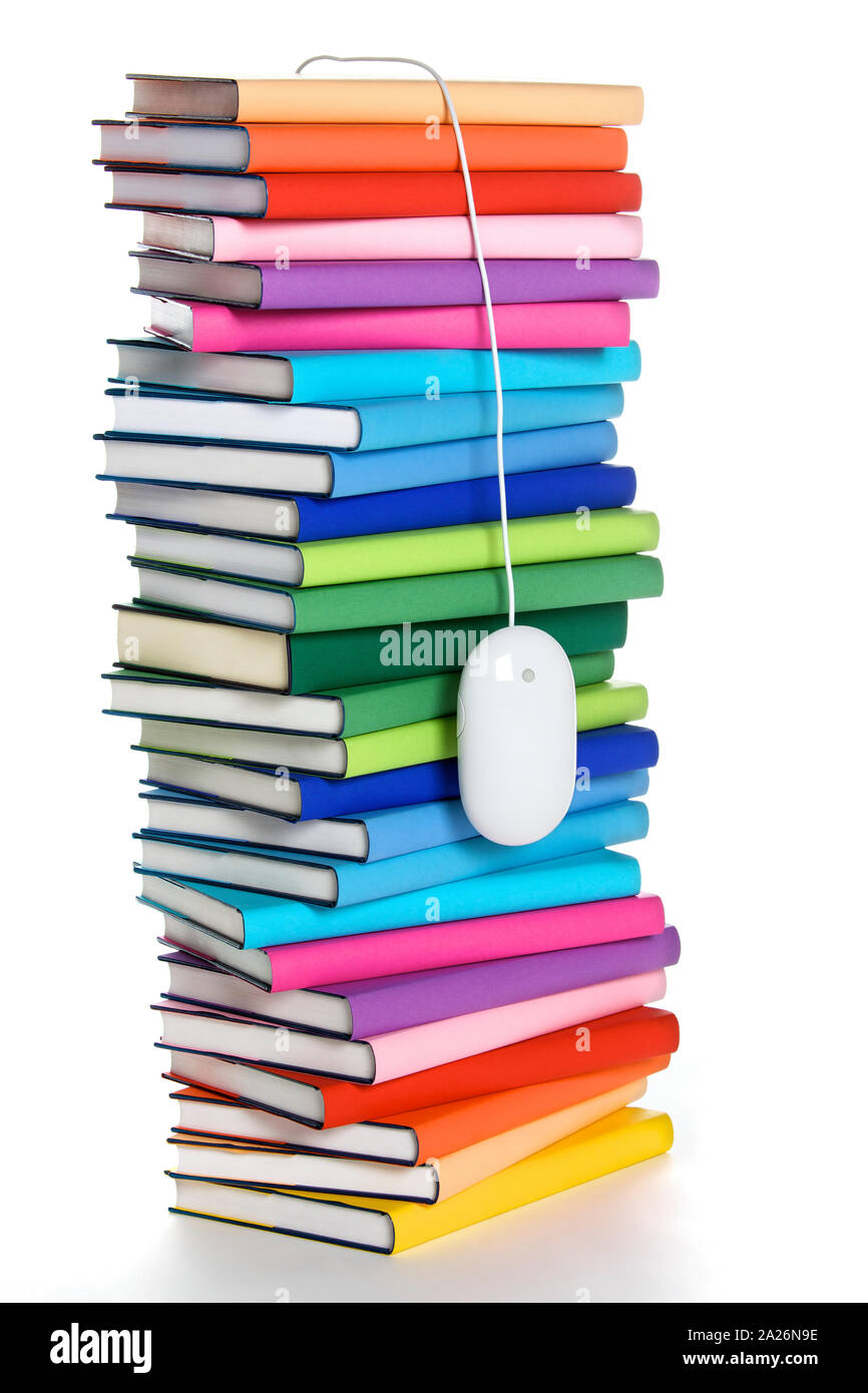 Computer Maus hängen von der Oberseite der regenbogenfarbenen Buch Stapel Stockfoto
