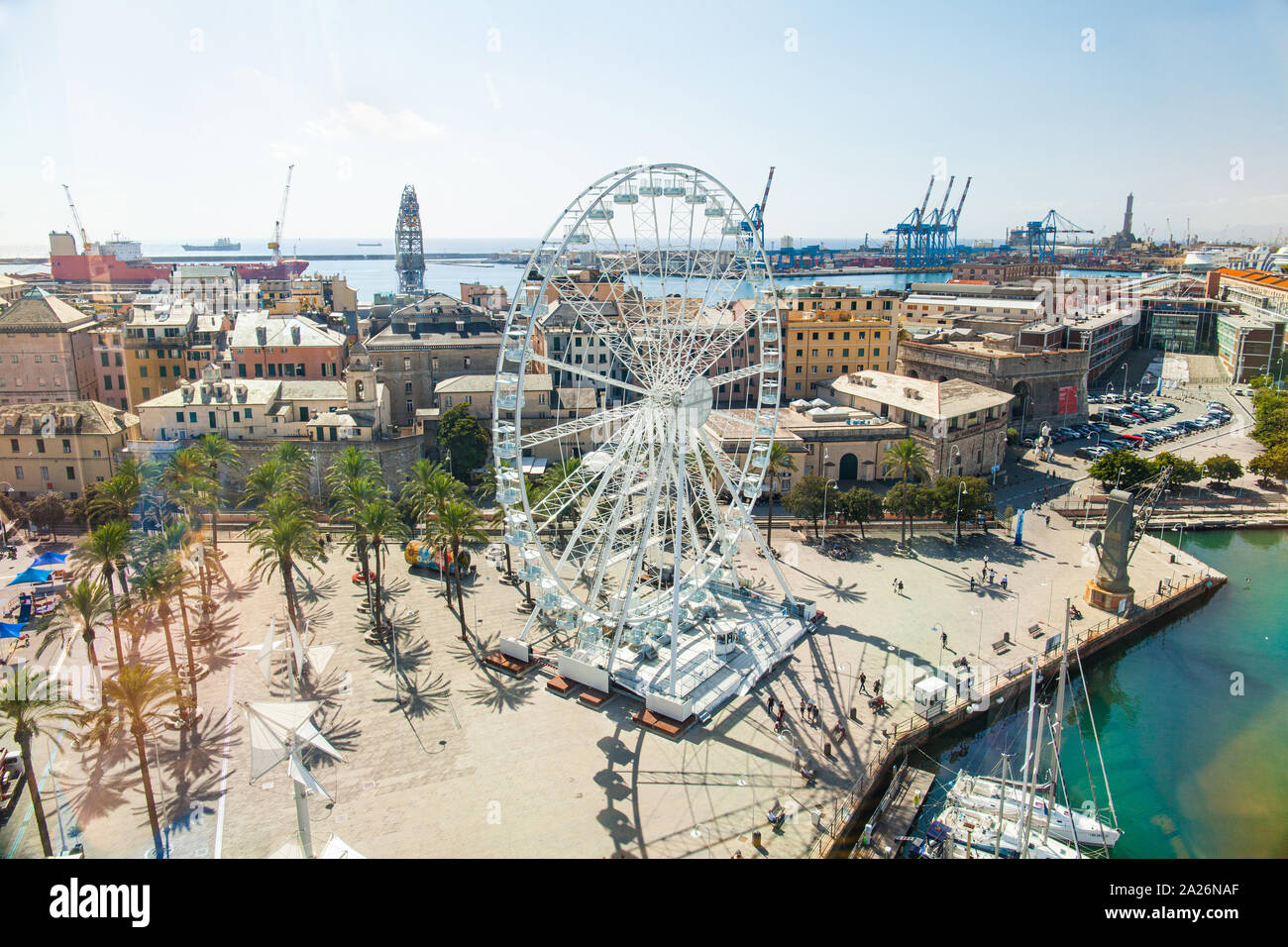 Luftaufnahme des Riesenrads von Genua am Yachthafen im alten Hafenviertel vom Panoramalift Bigo von Renzo Piano aus gesehen. Stockfoto