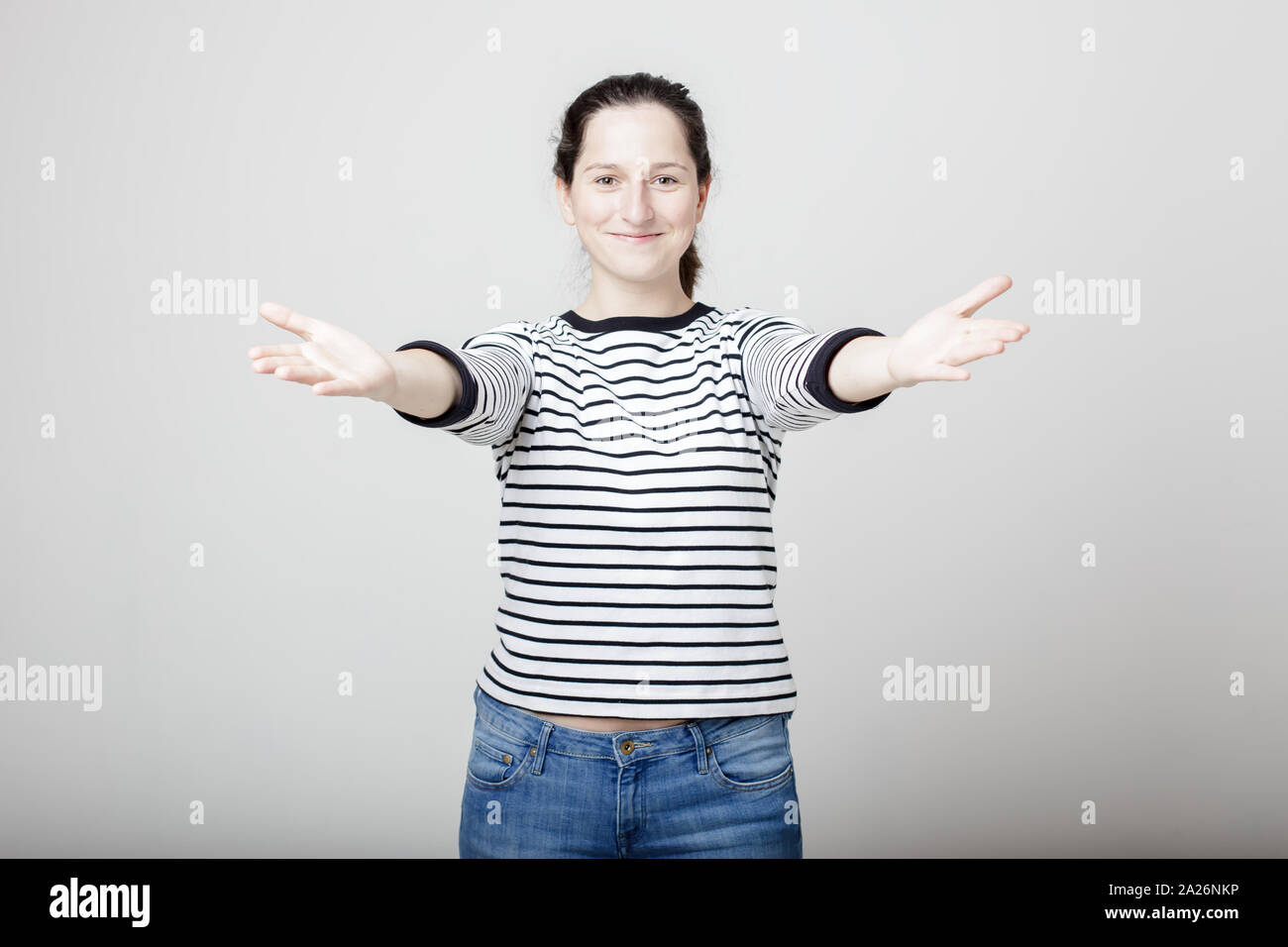 Attraktive junge Frau will dich umarmen und streckte seine Arme auseinander in der Hand Stockfoto