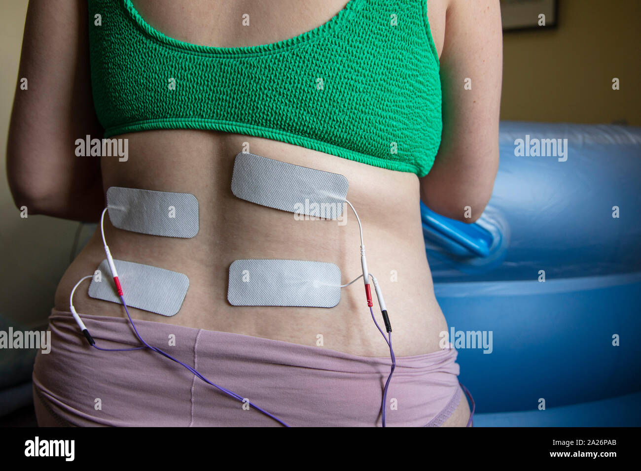 Eine schwangere Frau in der Arbeit das Tragen einer TENS-Maschine als Schmerzlinderung Stockfoto