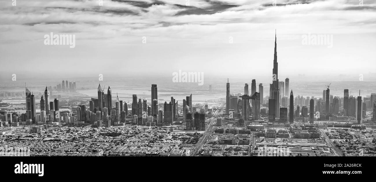 Panoramablick auf das Luftbild von Skyline von Dubai in Schwarz und Weiß, Vereinigte Arabische Emirate Stockfoto