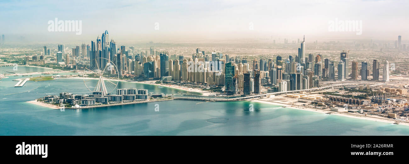 Panoramablick auf das Luftbild von Dubai Marina Skyline mit Dubai Eye Riesenrad, Vereinigte Arabische Emirate Stockfoto
