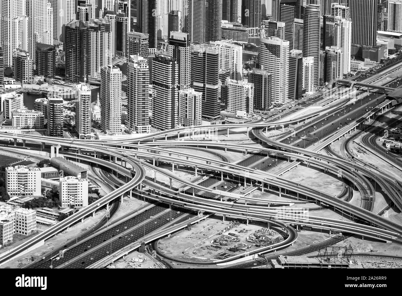 Luftaufnahme von Sheikh Zayed Road Autobahn Interchange und Gebäude in Dubai, Vereinigte Arabische Emirate Stockfoto