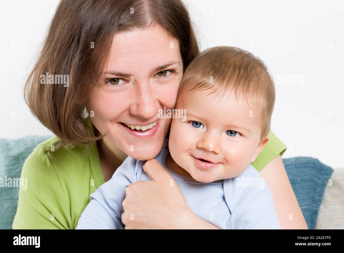 Lächelnde Mutter ihr adorable Baby Boy umarmte. Stockfoto