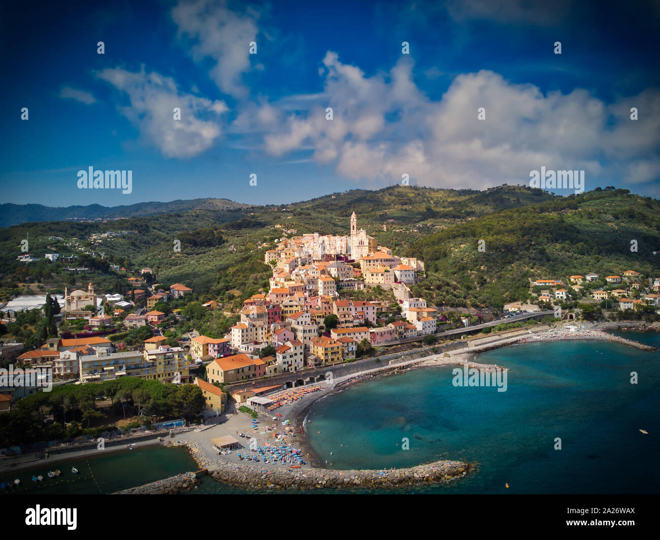Die Altstadt von Cervo, Ligurien, Italien, Antenne mit schönen blauen