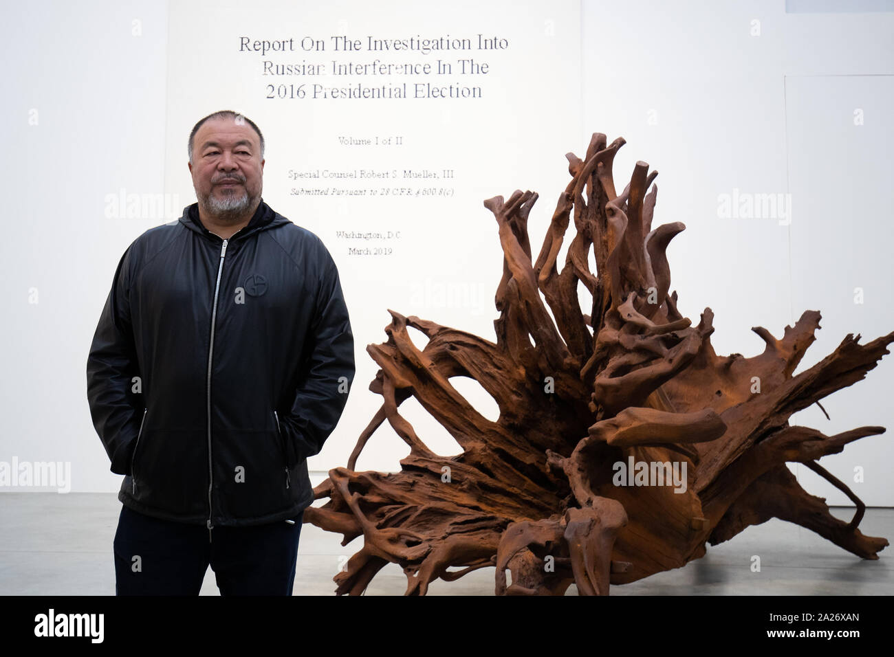 Der chinesische Künstler Ai Weiwei stehen vor der 'Martin 2019" und "Das Deckblatt des Mueller Bericht übermittelt, Attorney General William Barr von Robert Mueller am 22. März 2019' von Lego so Weiwei eröffnet seine neue Ausstellung Ai Weiwei: Wurzeln an der Lisson Gallery, London. Stockfoto