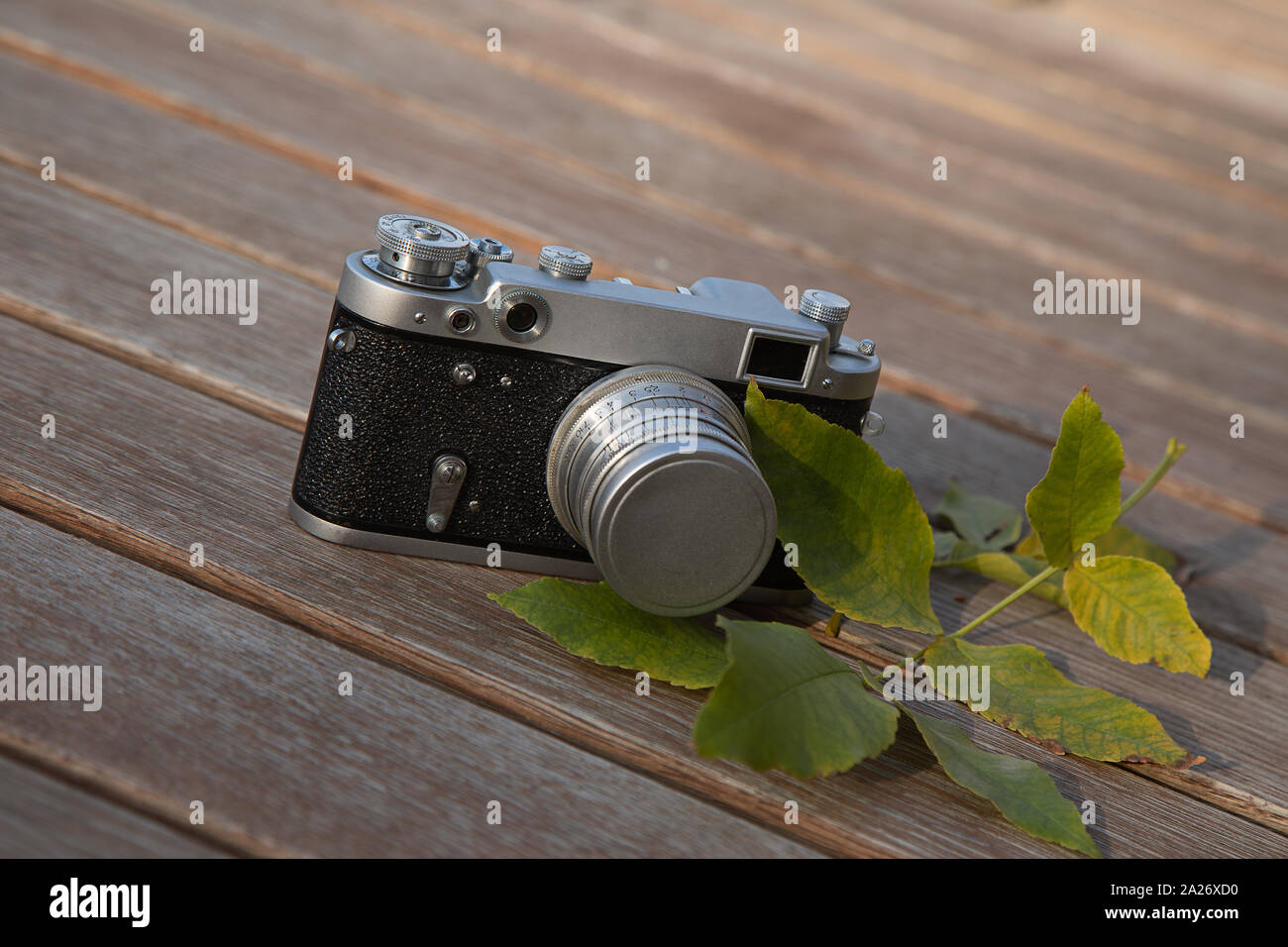 Noch immer leben Herbst Stimmung Bild mit Vintage Kamera und Blätter auf Holz- Hintergrund Stockfoto