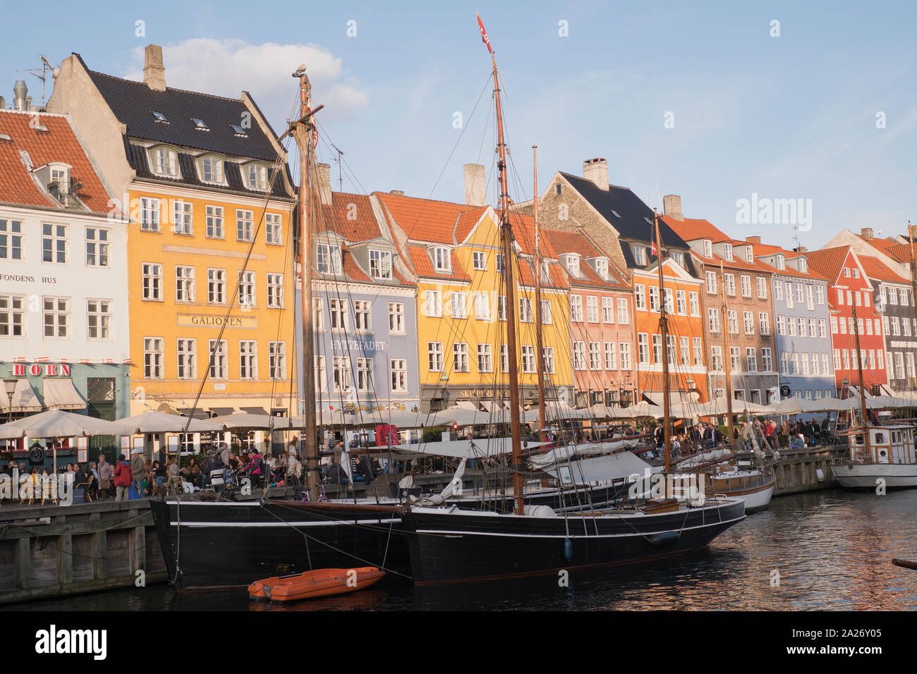 Touristen in Nyhavn in Kopenhagen an einem Herbsttag, Dänemark Stockfoto