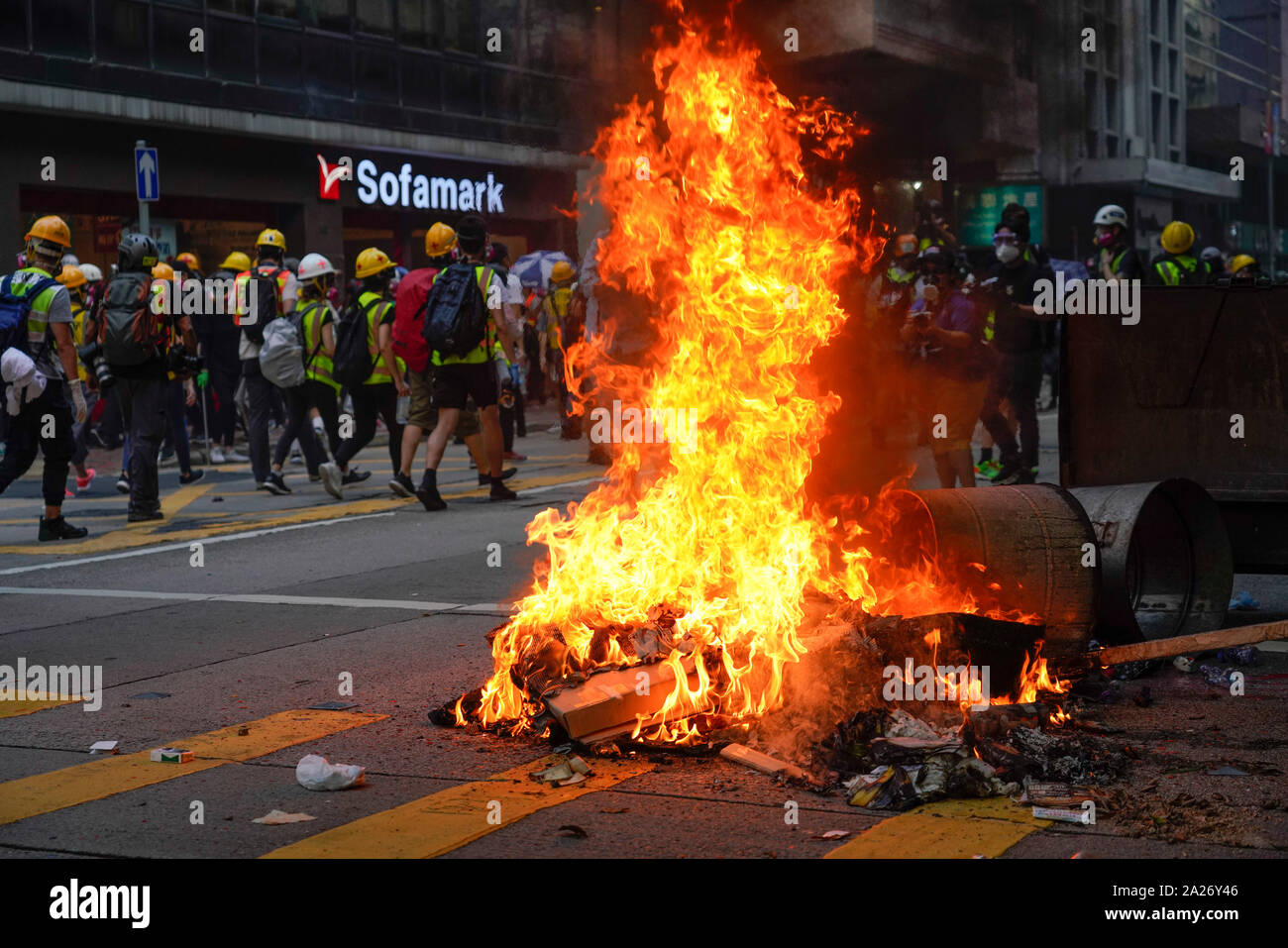 Hong Kong. 1. Oktober 2019. Nach einem friedlichen Marsch durch Hong Kong Island von schätzungsweise 100.000 pro Demokratie Unterstützer, gewalttätige Flammte auf Tamar, Admiralty und bewegte sich durch Wanchai Bezirk. Die Polizei setzte Tränengas und Knüppel Umläufe und Wasserwerfer. Harter Kern Gruppe Feuer, warf Steine und Molotow-Cocktails auf Polizisten. Die Gewalt in den Abend. Brand in Wanchai Bezirk. Iain Masterton/Alamy Leben Nachrichten. Stockfoto