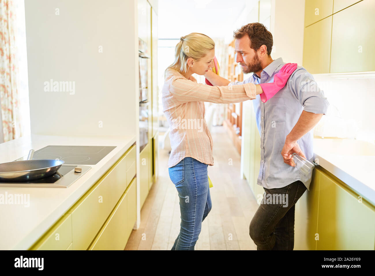 Paar argumentiert über Gleichheit in Hausarbeit und Reinigung in der Küche Stockfoto